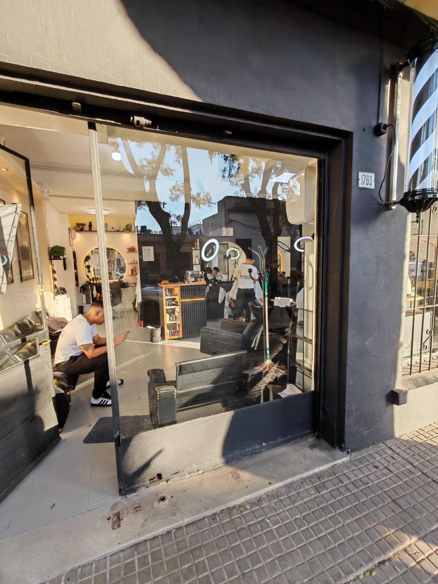 Fachada de RA Barbería Fénix