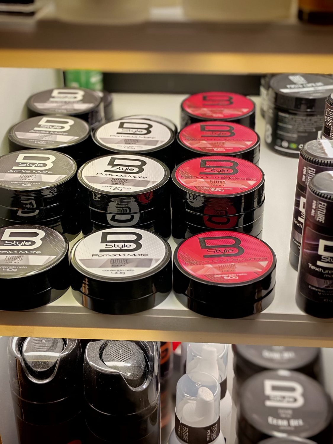Productos para el cabello disponibles en RA Barbería Fénix